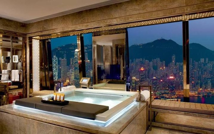 Khách sạn Ritz-Carlton, Hong Kong, Trung Quốc: Nhìn xuống cảng Victoria, khách sạn Ritz Carlton nằm ở tòa nhà cao thứ 5 thế giới. Nhà tắm của phòng suite Ritz-Carlton trong khách sạn rộng 65 m2, ốp đá cẩm thạch, với vòi sen lớn, bồn tắm cỡ đại, phòng trang điểm và khu xông hơi riêng.