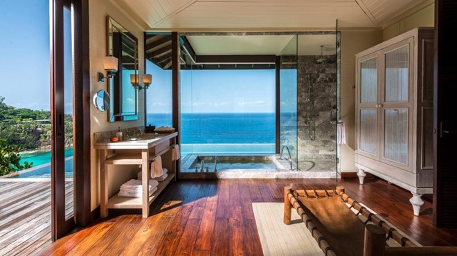 Khu nghỉ dưỡng Four Seasons, đảo Mahe, Seychelles: Tại các biệt thự Serenity của Four Seasons, bạn có thể thư giãn trong nhà tắm rộng 32 m2 ốp gỗ, với bồn tắm cẩm thạch và vòi sen cỡ lớn.