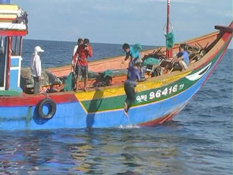 Theo nghề lặn kiếm tiền rất nhanh nhưng đó là tiền từ xương máu và sự đánh cược mạng sống. Biết rằng hiểm nguy luôn rình rập nhưng ngư dân vẫn bám nghề biển mưu sinh. Để rồi người thân ở đất liền luôn cầu mong trời yên biển lặng để chồng, con ngoài khơi xa gặp nhiều may mắn, bình an trở về nhà. Ảnh: ANTĐ.