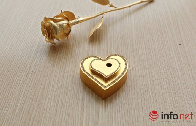 Một đại gia ở Quảng Ninh mới đây đã mạnh tay chi 500 triệu đồng để đúc một bông hoa hồng bằng vàng 24K nguyên khối làm quà tặng cho vợ nhân dịp ngày 20/10 sắp tới. Ảnh: Infonet.