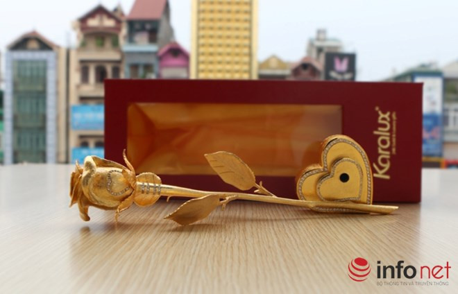 Món quà xa xỉ này được làm rất công phu từ những nguyên liệu đắt đỏ như vàng và kim cương. Riêng bông hồng “ngốn” hết 5 cây vàng, phần đế để tạo thành trái tim lồng ghép vào nhau cũng được sử dụng đến 5 cây vàng 24K. Ngoài ra, còn có tới 150 viên kim cương được đính làm điểm nhấn cho bông hoa, cuống hoa và phần đế. Ảnh: Infonet.