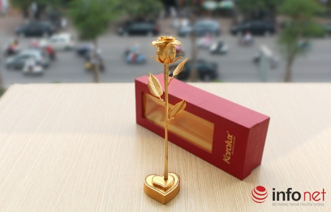 Với 10 cây vàng 24K, 150 viên kim cương cùng nhiều công đoạn nên bông hồng đúc vàng 24K cùng chân đế gắn kim cương có giá lên tới 500 triệu đồng. Số tiền này có thể mua được xe ô tô ở một số dòng như: Hyundai Grand, Mitsubishi Mirage, Chevrolet Aveo….Ảnh: Infonet.