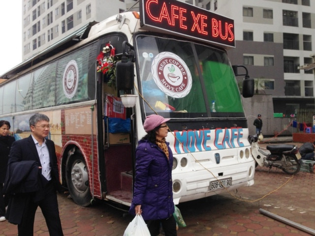 Hồi đầu năm nay, một quán cà phê xe buýt có tên Cafe Xe Bus cũng xuất hiện dưới chân một tòa chung cư của Khu đô thị Linh Đàm, khiến nhiều người tò mò.