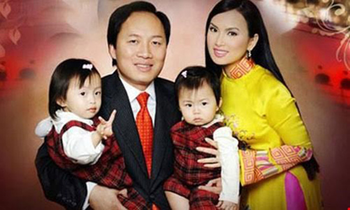 Đại gia Việt kiều Chính Chu - Chồng Hà Phương: Sau khi kết hôn cùng đại gia Việt kiều nổi tiếng, ca sĩ Hà Phương chọn cách sống khép kín và lui vào hậu trường để chăm lo cho tổ ấm nhỏ. Cô rất ít khi xuất hiện trên truyền thông nhưng khối tài sản mà chồng Hà Phương sở hữu đã làm báo chí không thể ngó lơ.