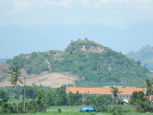 4 nông dân đổi đời nhờ “lộc” trời cho: Được dẫn lời trên Hôn nhân và pháp luật, anh Nguyễn Văn Chanh (29 tuổi, một trong số 4 người trúng 37 lượng vàng) ở Phú Yên cho biết: “Cuối năm 2011, núi Hòn O bị chính quyền phong tỏa, các hầm vàng đều bị nổ mìn phá sập. Một chiều rảnh rỗi, tôi và anh Đỗ Phú (người hàng xóm) đạp xe lên núi hòn O dạo chơi”. Khi chạy ngang qua chỗ bãi vàng đang bị đánh sập, mấy người tò mò ghé vào xem thử. Ảnh: Núi Hòn O, nơi 4 người nông dân đào được 37 lượng vàng (Nguồn: Đời sống & Hôn nhân).