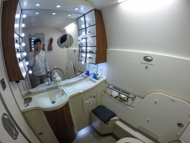 Singapore Airlines nổi tiếng với những khoang hạng nhất xa hoa được thiết kế bởi nhà thiết kế du thuyền cao cấp người Pháp Jean-Jacques Coste.