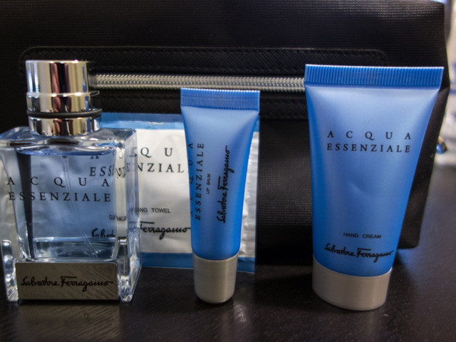 Đồ dùng trang điểm và mỹ phẩm Ferragamo, cùng với gối, chăn và đồ ngủ Givenchy...