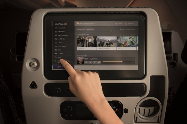 Kích cỡ màn hình TV nhỏ hơn đôi chút (13,3 inch, độ phân giải HD và công nghệ cảm ứng), nhưng dịch vụ giải trí vẫn sánh ngang với khoang hạng nhất.