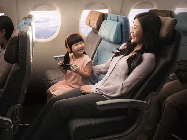 Khoang phổ thông của hãng Singapore Airlines cũng được đánh giá không tồi với ghế ngồi rộng 19,5 inch và tấm dựa lên đến 8 inch, thiết kế cả chỗ để chân tiện lợi và thoải mái. Phía sau cùng của ghế luôn có 2 cổng USB và một ổ điện cho các thiết bị điện tử của bạn.