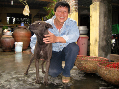 Đại gia Mai Quang Tuấn (tức Tuấn "trắng", ở phường Đông Hải, quận Hải An, Hải Phòng), sở hữu trang trại nuôi chó rộng 1.000m2, chuyên cung cấp các loại chó cảnh cho dân chơi trong và ngoài TP Hải Phòng.