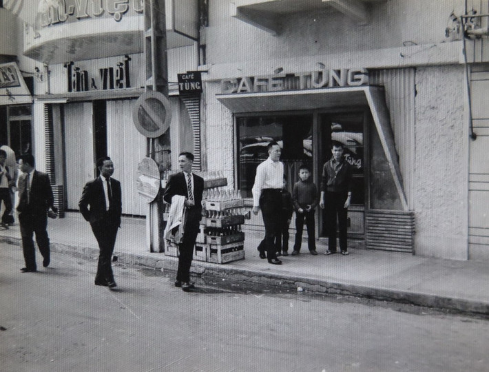 Đường phố Đà Lạt, đoạn trước café Tùng, khoảng đầu thập niên 1960. Ảnh: gia đình café Tùng cung cấp.
