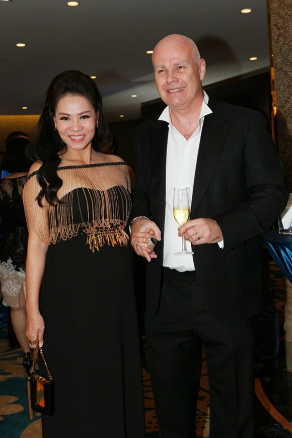 Thu Minh – đồng hồ và căn penhouse triệu đô: Từ khi kết hôn với người chồng đại gia, ca sĩ Thu Minh ngày càng tăng tầm đẳng cấp với xế sang, hàng hiệu... Nữ ca sĩ không chỉ chi mạnh tay cho những món đồ bạc tỉ mà còn thường xuyên khiến khán giả ngưỡng mộ khi khoe vô số quà tặng đắt giá của ông xã.