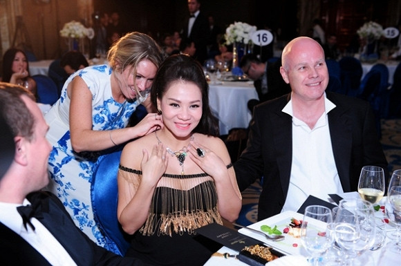 Trước khi sinh con trai đầu lòng, tối ngày 20/03/2015, vợ chồng ca sĩ Thu Minh đã đứng ra tổ chức đêm tiệc để gây quỹ từ thiện trong khuôn khổ giải đấu The Charity Polo Cup in Vietnam 2015, ông xã Otto đã hào phóng chi 20.000 USD (khoảng 440 triệu đồng) để mua dây chuyền tặng bà xã khiến nữ ca sĩ rất bất ngờ.