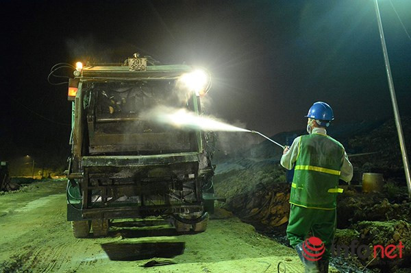 Sau khi xử lý xong cá, mỗi xe chở cá lại được vệ sinh, khử trùng để tránh dịch bệnh lây lan trong quá trình di chuyển.