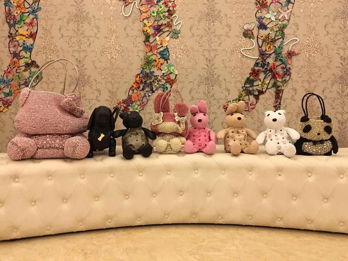 Bộ sưu tập túi của Lý Nhã Kỳ không chỉ mang những thiết kế sang trọng mà còn có những mẫu hình động vật ngộ nghĩnh rất lạ mắt.