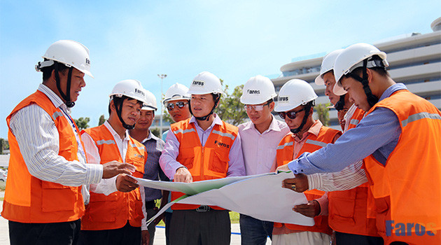 Bà Lê Thị Ngọc Diệp – vợ Chủ tịch Tập đoàn FLC: Năm nay là lần đầu tiên bà Lê Thị Ngọc Diệp gia nhập danh sách 10 phụ nữ giàu nhất sàn chứng khoán. Bà Diệp là cổ đông lớn của CTCP Xây dựng Faros (ROS) và là vợ của ông Trịnh Văn Quyết, Chủ tịch Tập đoàn FLC. Hiện bà Diệp sở hữu 20,2 triệu cổ phiếu ROS có giá trị quy đổi lên tới gần 1.200 tỷ đồng và xếp thứ 7 trong danh sách những người phụ nữ giàu nhất sàn chứng khoán.