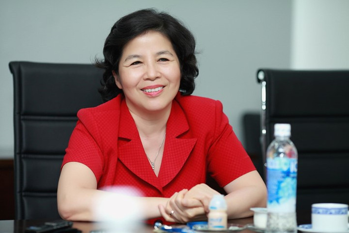 Nữ tướng Vinamilk Mai Kiều Liên: Nữ tướng của Vinamilk tuy chỉ nắm giữ 4 triệu cổ phiếu VNM nhưng do giá trị thị trường của cổ phiếu luôn cao chót vót nên tài sản quy đổi của bà Liên là 591 tỷ đồng, xếp thứ 10 trong danh sách những phụ nữ giàu có trên thị trường chứng khoán Việt Nam.