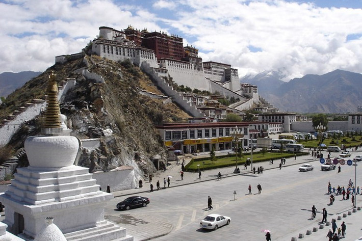 Cung điện Potala đã được UNESCO công nhận là một di sản thế giới, thu hút một lượng lớn khách du lịch quốc tế đến tham quan mỗi năm.