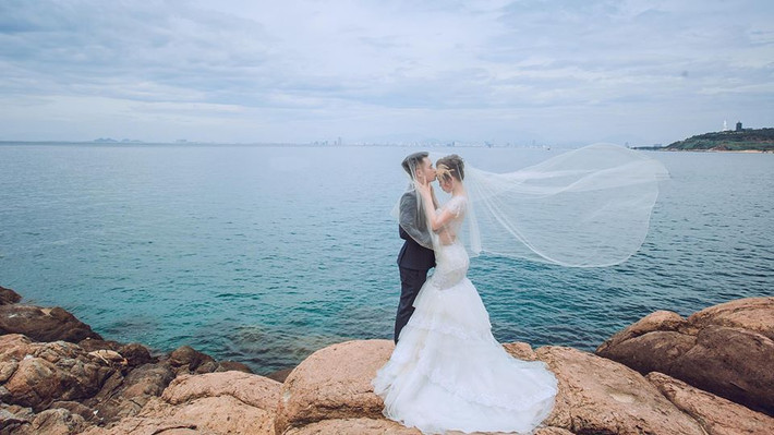 "Gặp em là định mệnh, trở thành bạn của em là một lựa chọn, nhưng yêu em và lấy em là chuyện ngoài tầm kiểm soát của anh", chàng công an Mạnh Cường nhớ lại cái ngày định mệnh đó khi bày tỏ cảm xúc với người vợ tương lai.