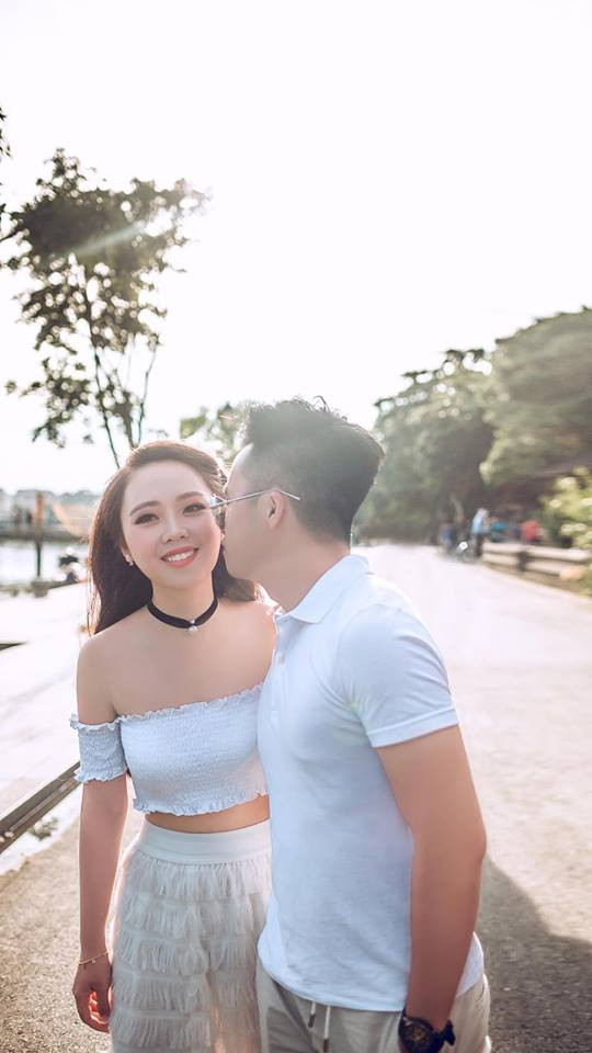 Những lời "mật ngọt" và khoảnh khắc tình cảm mà cặp đôi này dành cho nhau trên trang Facebook cá nhân khiến cho bao nhiêu người phải ngưỡng mộ và thầm ghen tỵ.