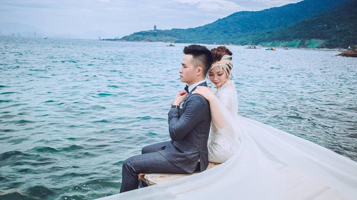 Trong một tin nhắn gửi cho cô dâu Thanh Hóa, chú rể Mạnh Cường cũng không ngại ngần bày tỏ tình cảm của mình rằng: "Anh yêu vợ nhiều lắm, đến mức mà vợ không tưởng tượng nổi đâu... 200 ngày để yêu, còn những ngày sau đó là để thương và chăm sóc cho nhau cùng với tình yêu trước đó".