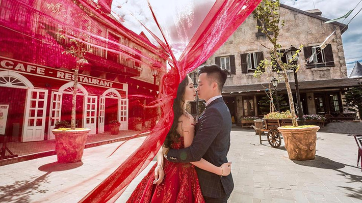 Khoảnh khắc tình cờ ấy khiến cặp đôi trở thành hai người bạn thân thiết sau những lần nói chuyện rất hợp nhau.