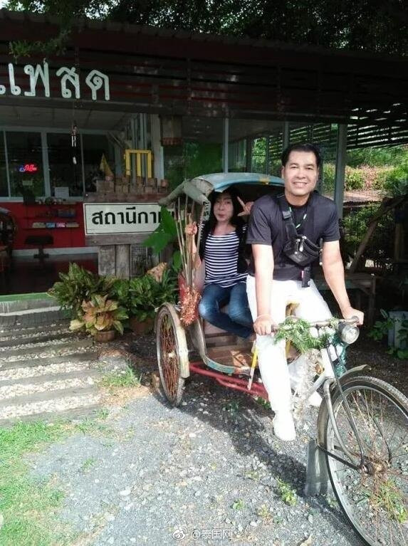 Cư dân mạng vẫn đang thắc mắc không hiểu liệu mối tình "bà cháu" ấy sẽ kéo dài được bao lâu và tại sao một người nhiều tuổi lại kém nhan sắc như bà Sitang lại có thể tìm được một người bạn trai trẻ đẹp như vậy?