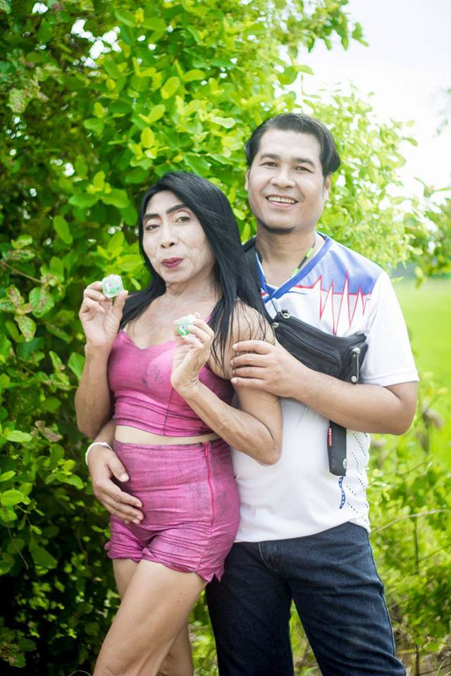 Trong khi dân tình đang mải chế giễu mình thì bà già thô kệch này lại khiến nhiều người phải "câm nín" khi tung ra loạt ảnh vô cùng tình tứ bên một người đàn ông cao to, lực lưỡng được cho là bạn trai kém tuổi bà Sitang.