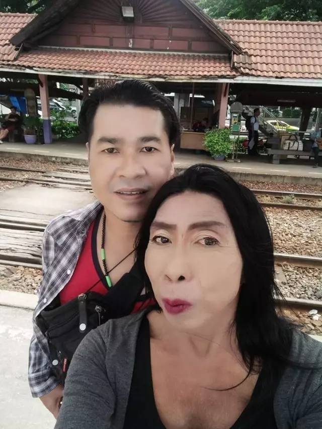 Mặc dù trông có vẻ lớn tuổi nhưng bà Sitang lại luôn giữ cho mình một tâm hồn tươi trẻ. Điều đó được thể hiện qua những bức ảnh cực "xì tin" bên người tình trẻ.