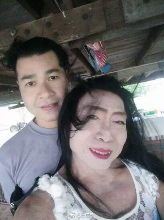 Trong nhiều bức ảnh, người tình của bà Sitang còn trông chỉ đáng tuổi con của bà già hot nhất Thái Lan này.