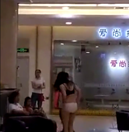 Đến lúc này thì "tức nước vỡ bờ", người phụ nữ không ngại ngần lột sạch quần áo trên người ngay giữa trung tâm thương mại, trước sự ngỡ ngàng của chồng cũ và những người đi ngang qua đó.