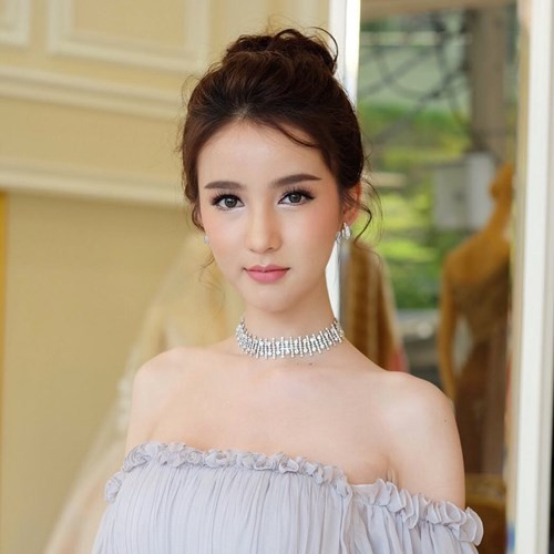 Tháng 6 vừa qua, Yoshi Rinrada Thurapan còn được trang web Coconuts Bangkok của Thái Lan bình chọn là 1 trong 10 gương mặt mỹ nhân chuyển giới đẹp nhất ở đất nước Chùa Vàng dựa vào số lượng người theo dõi và tần suất họ xuất hiện trên truyền thông trong nước.