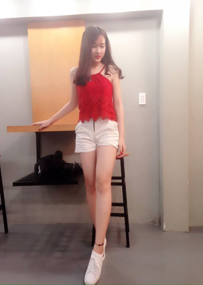 Quãng thời gian ám ảnh nhất trong cuộc đời người đẹp Đắk Nông là khi bố bị tai nạn lao động, mẹ phải gánh vác hết mọi chuyện trong gia đình. Anh em cô phải tự chăm sóc lẫn nhau, chia sẻ gánh nặng phụ giúp bố mẹ.