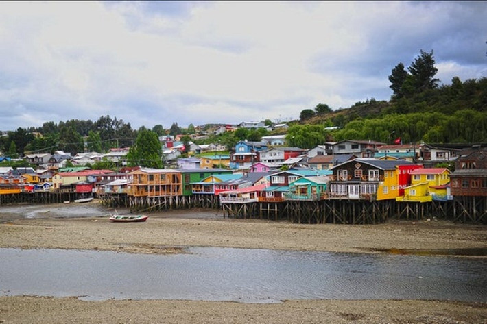 Thị trấn Ancud trên đảo Chiloé ở Chile thu hút du khách bởi những ngôi nhà đầy màu sắc.