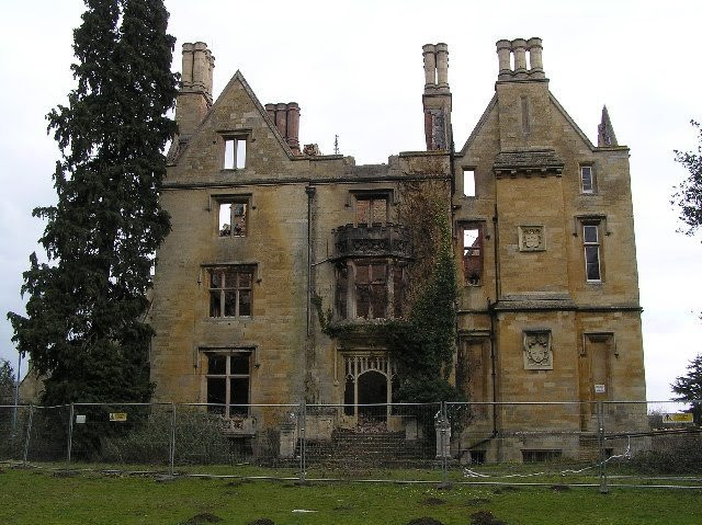 Bệnh viện Nocton hall - Lincolnshire, Anh trước đây được sử dụng bởi Không quân Hoàng gia Anh và sau đó là Không quân Mỹ trước khi bị đóng cửa vào những năm 1990. Nơi đây được cho là bị ma ám với nhiều câu chuyện rùng rợn.