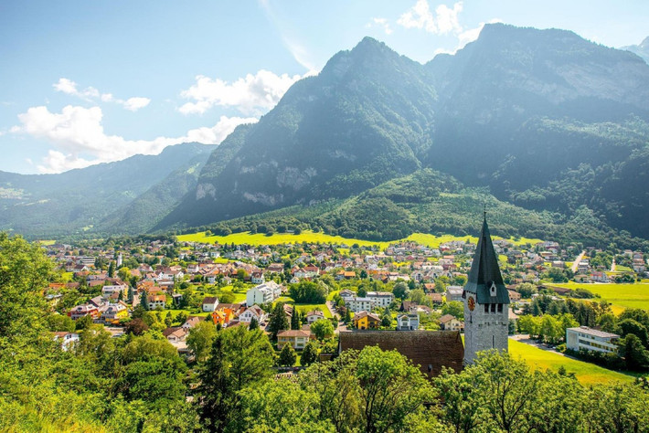 Nằm hoàn toàn trong dãy núi Alpes, xen giữa Thụy Sĩ và Áo, với diện tích 160 km2 và dân số hơn 35.000 người, Liechtenstein là một trong những quốc gia nhỏ nhất thế giới, nhưng là một trong những đất nước giàu có nhất châu Âu.