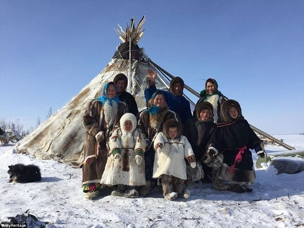 Các túp lều của người Nenets có hình nón, được gọi là “choom” hay “mya”, lợp bằng da tuần lộc nhằm giữ ấm và đối phó với khí hậu lạnh lẽo khắc nghiệt. Ảnh: Atlantic, DM.