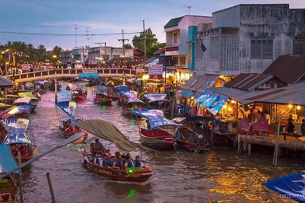 Cả khách nội địa và quốc tế đều thích đến đây để xem cuộc sống ven sông ở vùng đất cổ kính, xinh đẹp của Thái Lan, cũng như thưởng thức các đặc sản địa phương và các vùng lân cận. Ảnh: Khaosod, IT.