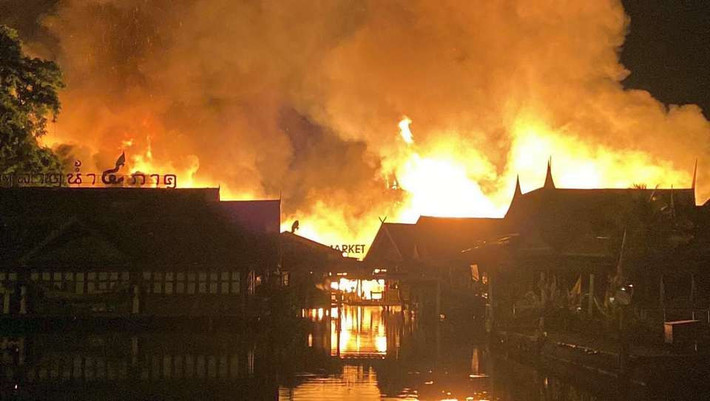 Trong khi đó, ông Thatwatchai Seethong, tỉnh trưởng tỉnh Chonburi, sớm đến hiện trường vụ cháy chợ nổi Pattaya, để kiểm tra tình hình. Khoảng 22h30, lực lượng cứu hỏa cuối cùng cũng khống chế được ngọn lửa.