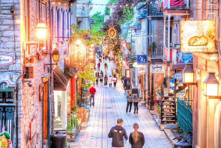 Con đường Rue du Petit Champlain ở thành phố Quebec, Canada: Con đường lãng mạn này lấy cảm hứng từ châu Âu với các cửa hàng và quán ăn nhỏ độc đáo.