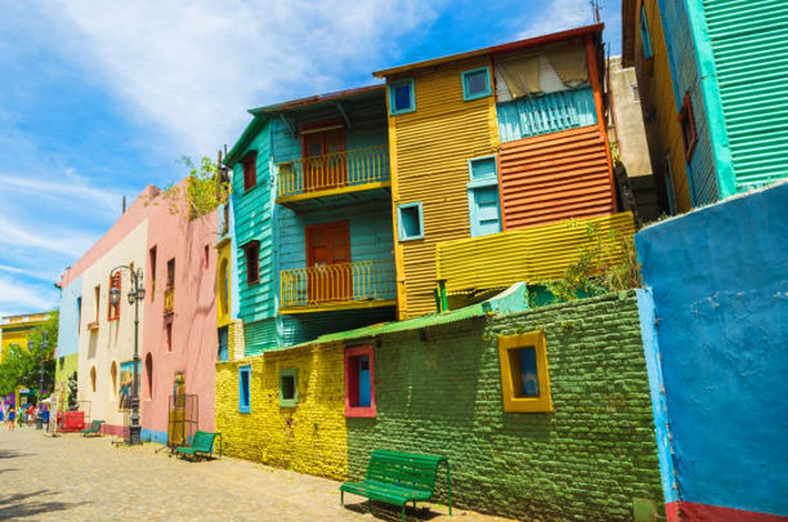 Đường La Boca ở Buenos Aires, Argentina: Dù không nằm ở trung tâm nhưng La Boca luôn thu hút sự chú ý và được nhiều khách du lịch bởi cả thị trấn nhỏ này đều ngập tràn trong màu sắc rực rỡ.