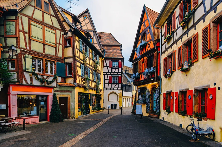 Khu phố cổ ở Colmar, Pháp: Khu phố cổ với những công trình kiến trúc có vẻ như không bị ảnh hưởng bởi thời gian. Các cấu trúc bằng gỗ đầy màu sắc, ẩn chứa nét thẩm mỹ của người Alsatian.