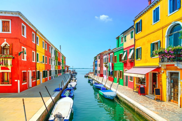 Con kênh thơ mộng ở Burano, Italy: Những ngôi nhà đầy màu sắc càng tô điểm cho vẻ đẹp hoàn mỹ của các dòng kênh thơ mộng tại Burano. Ảnh: IT.