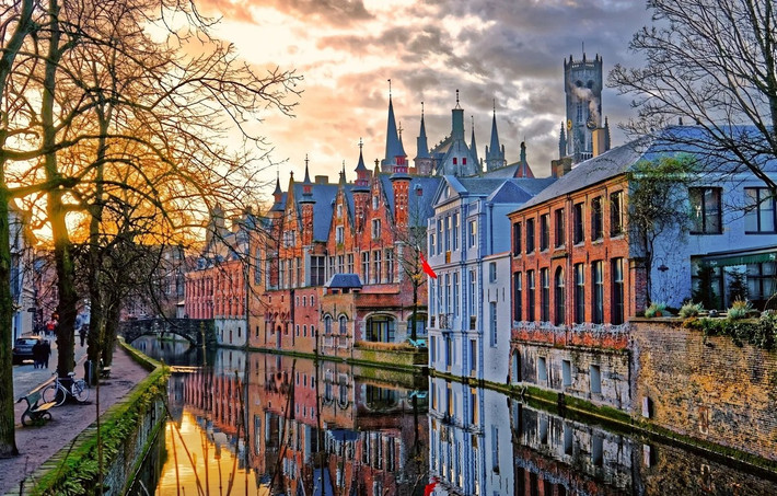 Con đường ven kênh ở Bruges, Bỉ: Sự quyến rũ của thành phố Bruges chính là những con đường lát đá cuội, cũng như các tòa nhà thời Trung cổ được phản chiếu trên các kênh đào thơ mộng.