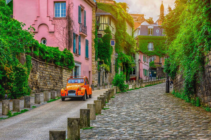 Khu phố Montmartre ở thành phố Paris, Pháp: Montmartre là một trong những khu phố quyến rũ nhất của Paris. Nơi này gây ấn tượng bởi những tòa nhà đầy màu sắc và bức tường phủ đầy cây thường xuân đẹp đến nao lòng.
