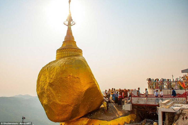 Chùa Kyaiktiyo (hay Chùa Hoàn đá Vàng) ở bang Mon, Myanmar. Ở chùa này, có một khối đá hình quả trứng nằm chênh vênh trên sườn núi cùng tên với mặt tiếp xúc chỉ chừng 78 cm2.