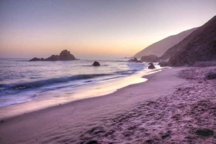 Bãi biển tím Pfeiffer (California, Mỹ): Pfeiffer gây ấn tượng với du khách bởi khung cảnh hoàng hôn tuyệt đẹp với sắc tím mộng mơ của bờ cát.