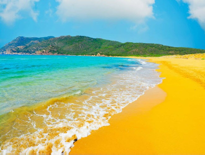 Bãi biển vàng Porto Ferro, Italy: Bãi biển màu mè trên đảo Sardinia hấp dẫn du khách với cát mịn và có màu vàng tươi như nghệ. Màu đặc trưng này là do cát ở đây có chứa nhiều sắt.
