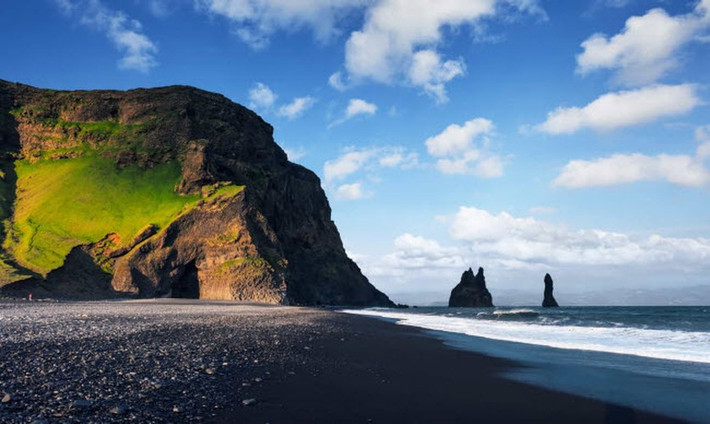 Bãi biển Vík í Mýrdal, Iceland: Bãi biển cát đen gần ngôi làng cực nam của Iceland là một trong những địa điểm ẩm ướt nhất ở quốc gia này. Các vách đá dọc bờ biển là nơi trú ngụ của các loài chim biển, bao gồm chim hải âu rụt cổ. Ảnh: IT.