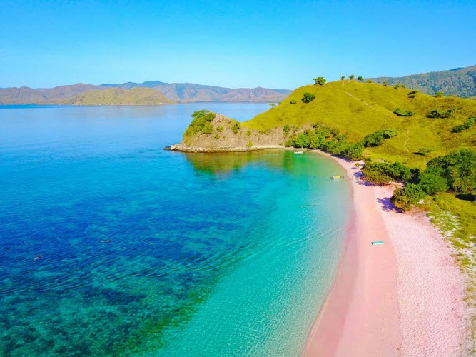 Bãi biển hồng – công viên quốc gia Komodo (Indonesia): Bãi hồng ở đảo Komodo là một trong những bãi biển hồng đẹp nhất hành tinh. Các vi sinh vật có vỏ đỏ, hồng có tên Foraminifera đã tạo nên màu sắc đặc biệt cho Komodo.